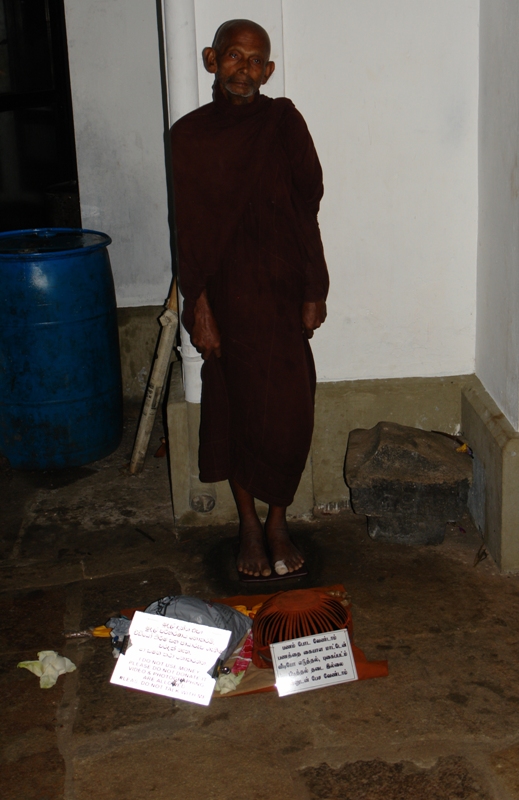  ,   , , - (Anuradhapura - temple. Self imposed rules.. , Sri-Lanka)